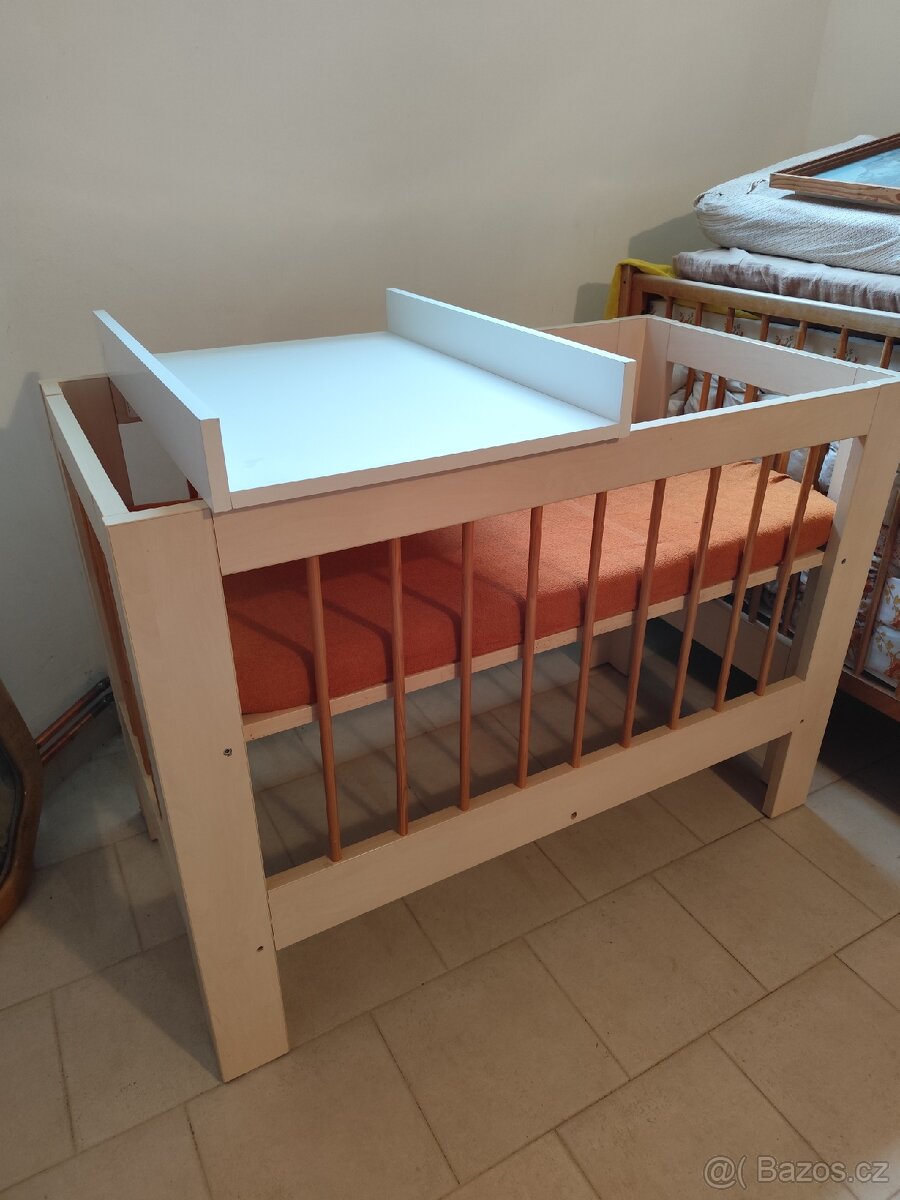Kvalitní dětská postýlka s přebalovacím pultem