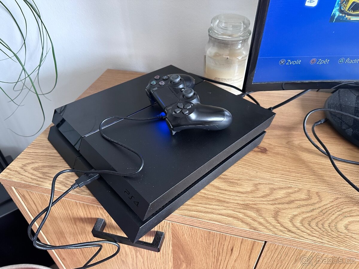 Playstation 4 + ovladac + hry