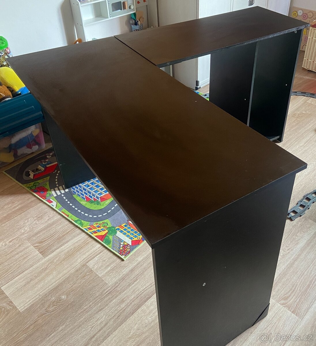 Černý rohový stůl