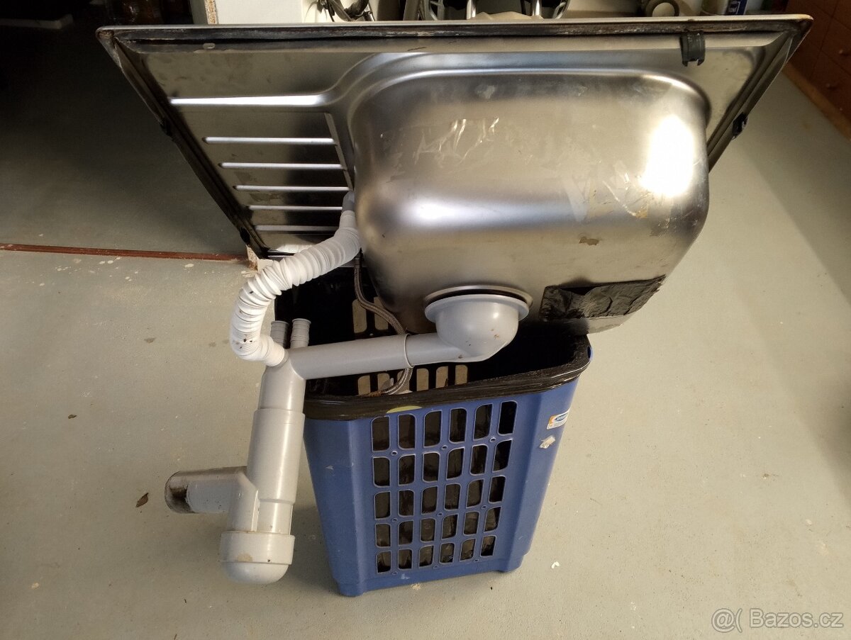 Kuchyňský dřez s baterií