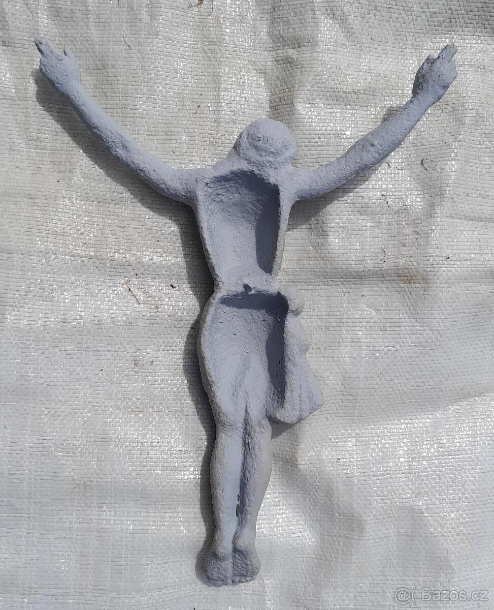 Litinová socha Ježíše Krista Kristus ukřižovaný kříž stará