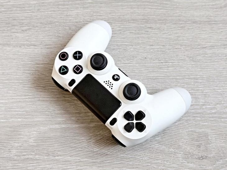 Ovladač Sony DualShock 4 - Glacier White