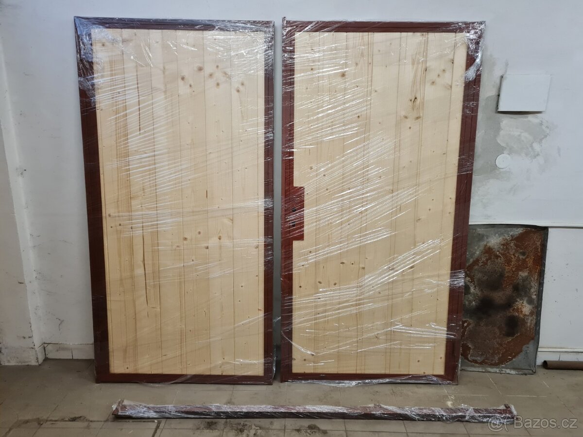 palubková garážová vrata 240x206cm rozložiteůlná záruben