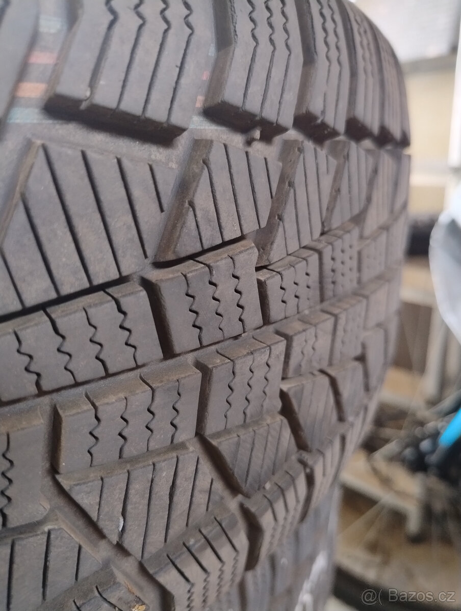 Zimní pneu 215/55 R16