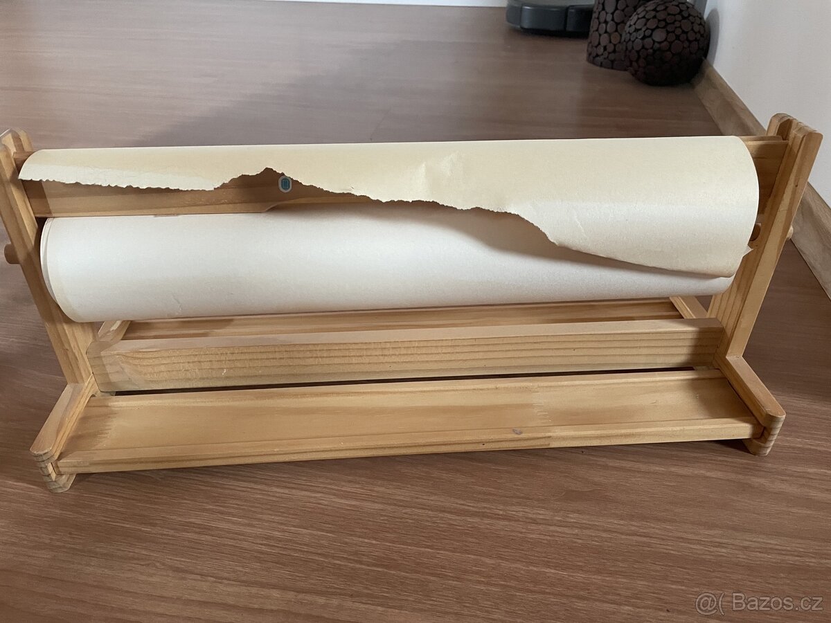 Dřevěný držák papiru Ikea