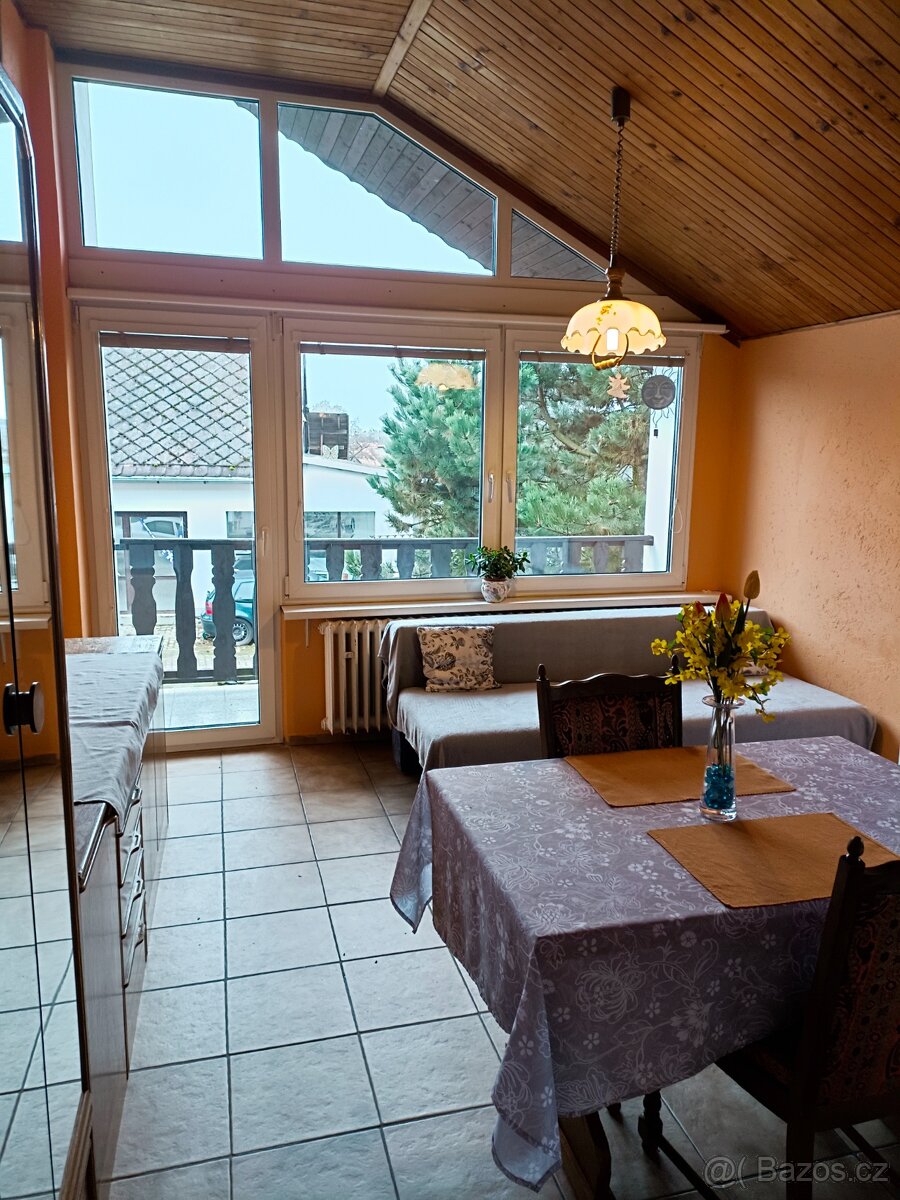 Garsoniéra s lodžií - cena včetně služeb.