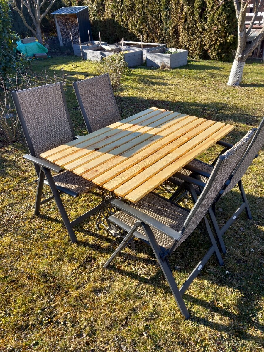 Prodám jídelní stůl do altánu nebo pergoly
