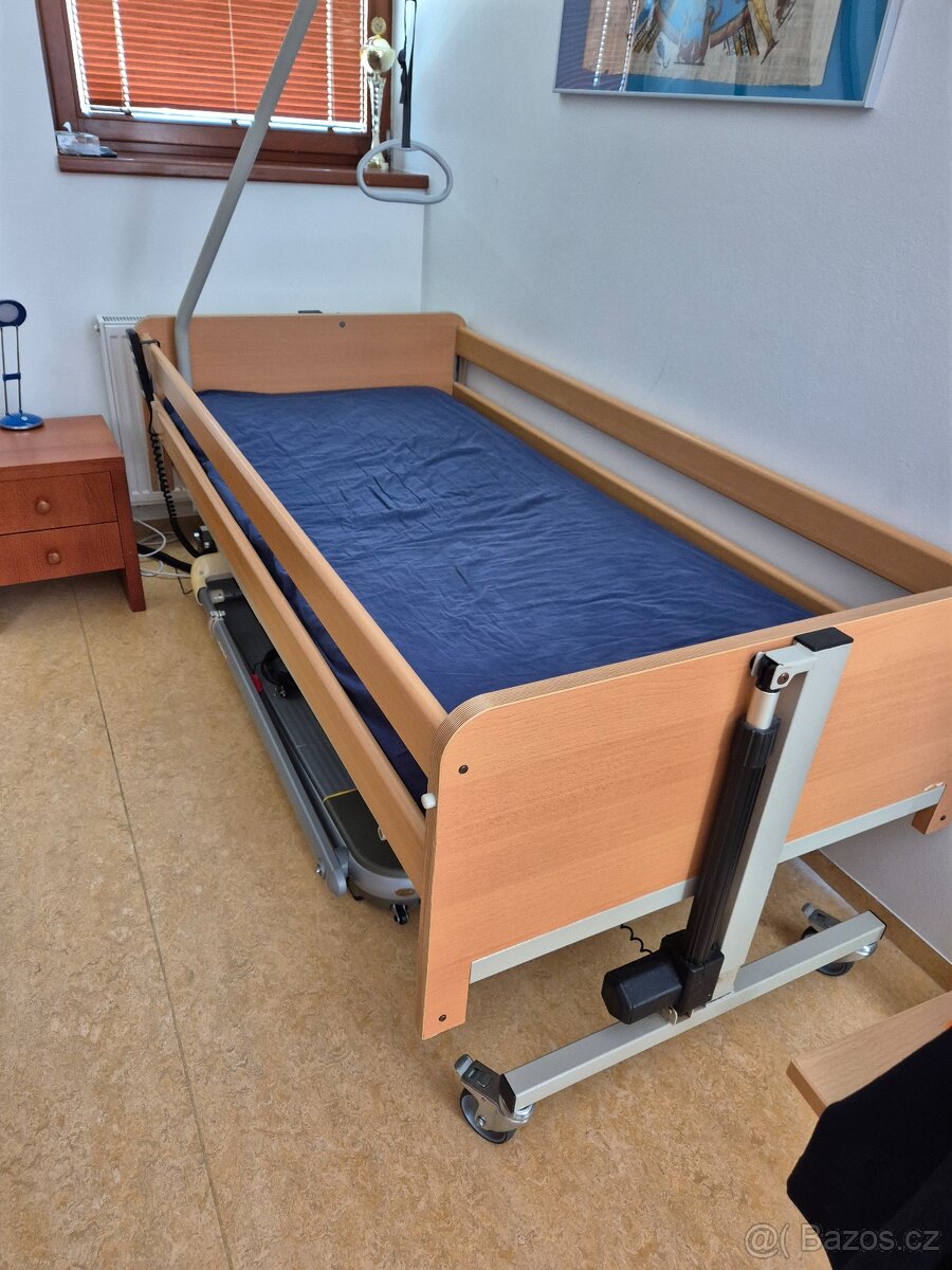 Zdravotní polohovací postel
