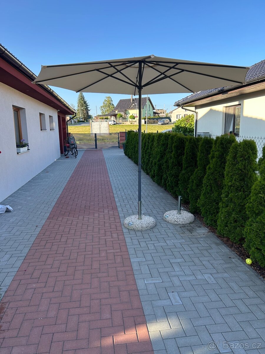 Zahradní slunečník s betonovým podstavcem