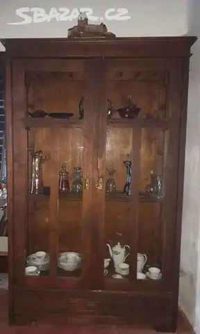 Prosklená velká skříň se šuplíkem