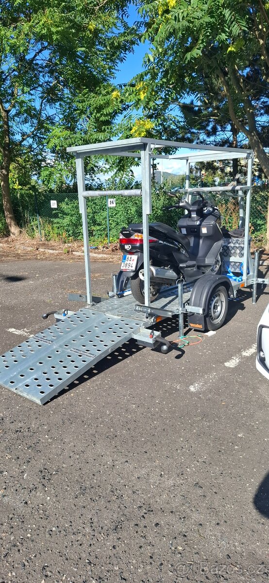 Přívěs na motorku sklopnou nájezdovou rampou