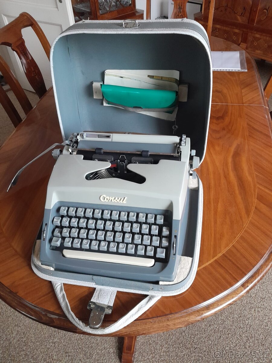 CONSUL 1518 Kufříkový psací stroj r.1960
