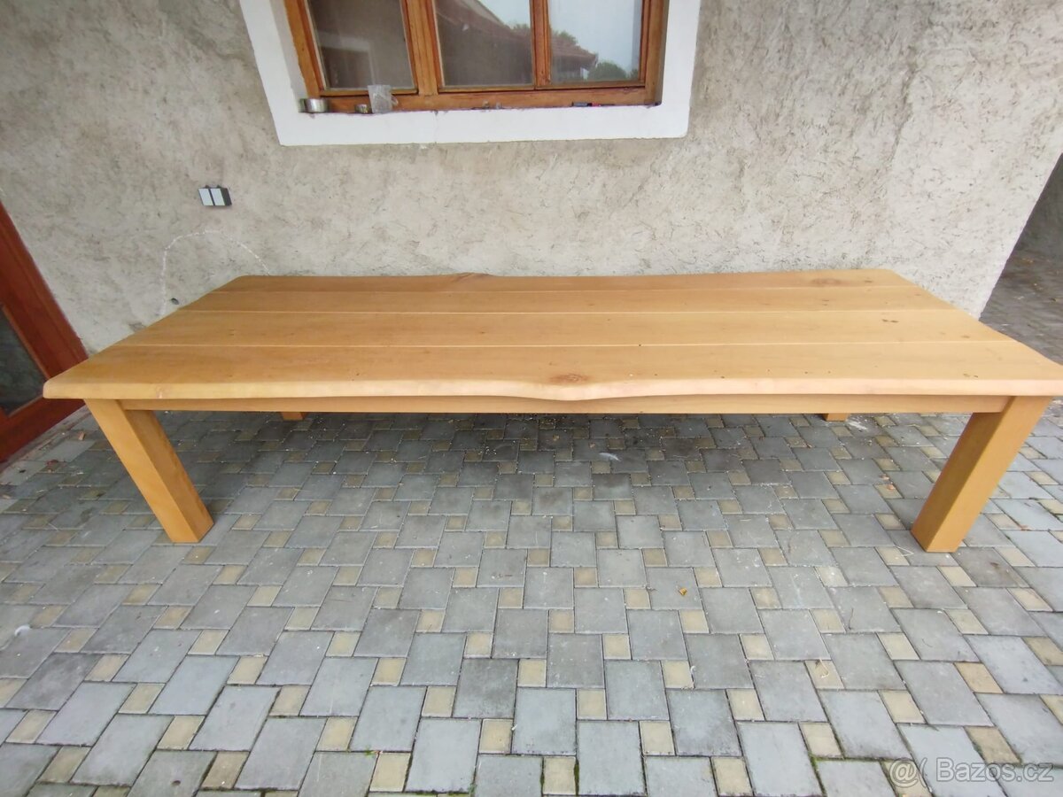 masivní stůl