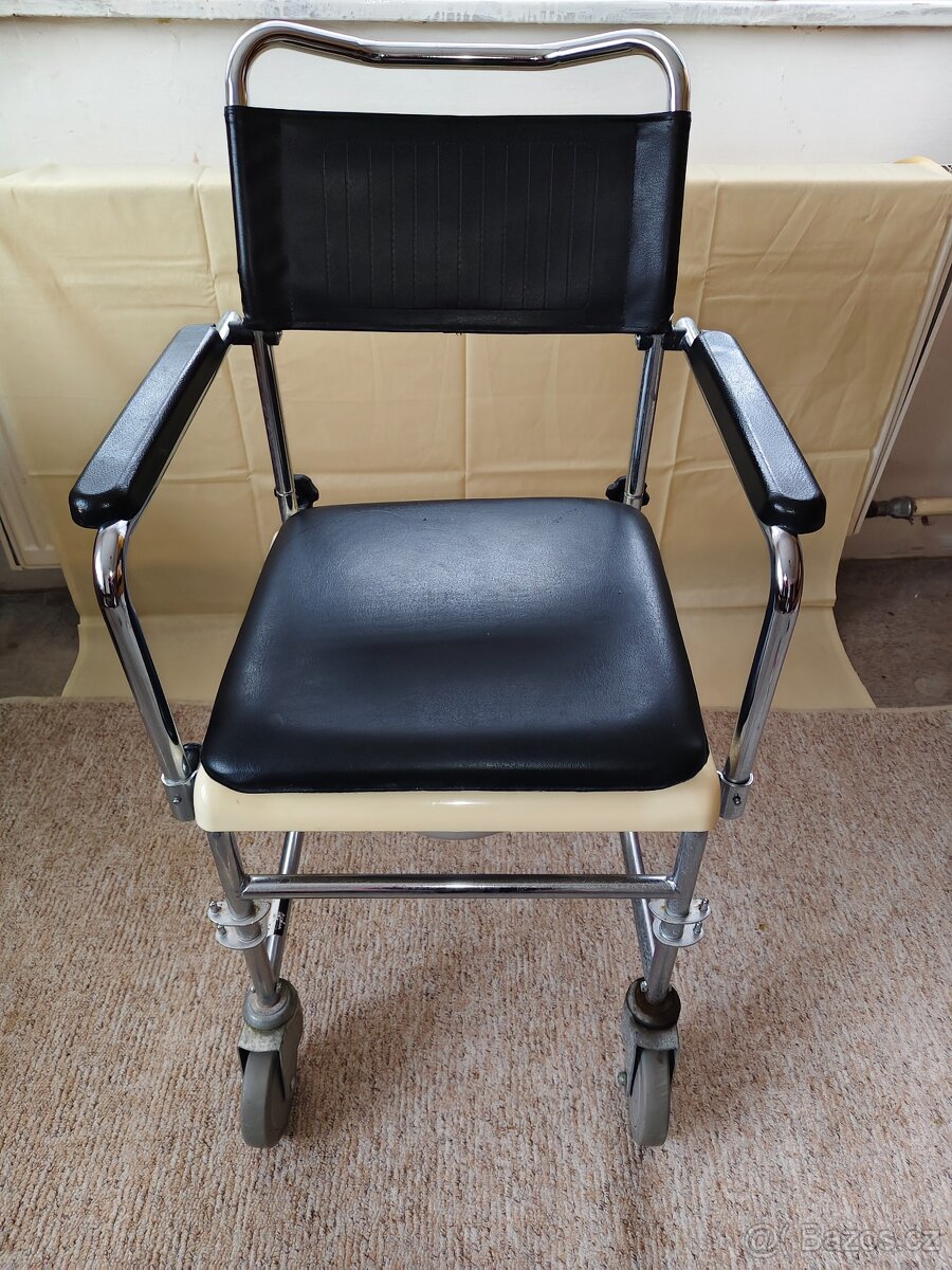 Toaletní židle na kolečkách