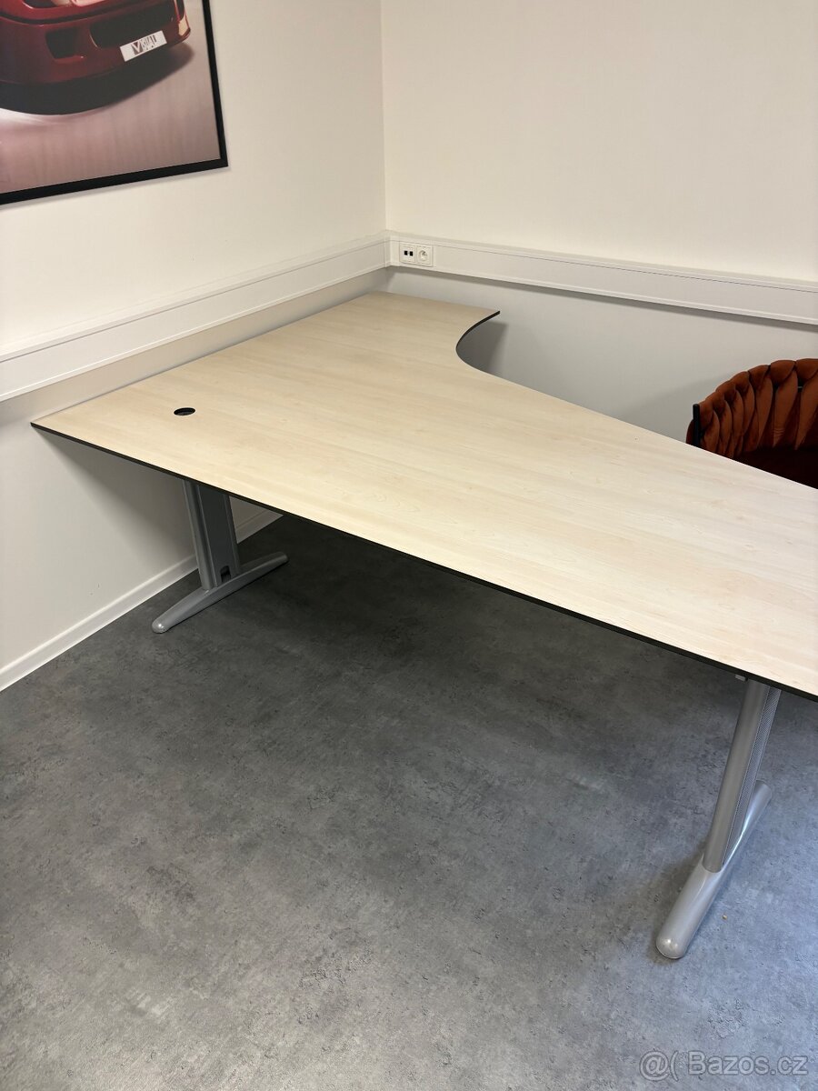 Kancelářský stůl