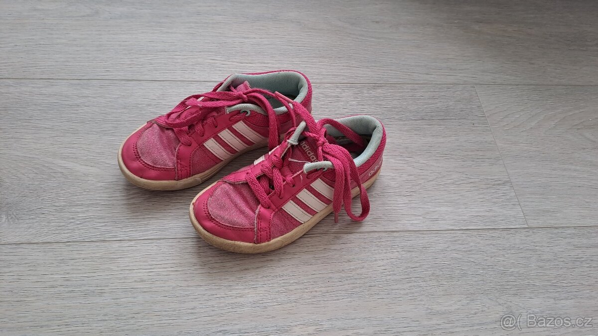 Dívčí tenisky Adidas na tkaničky, vel. 30