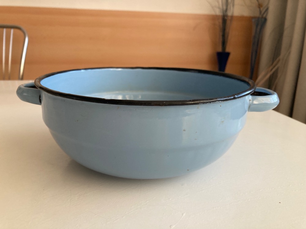Modrá smaltovaná mísa