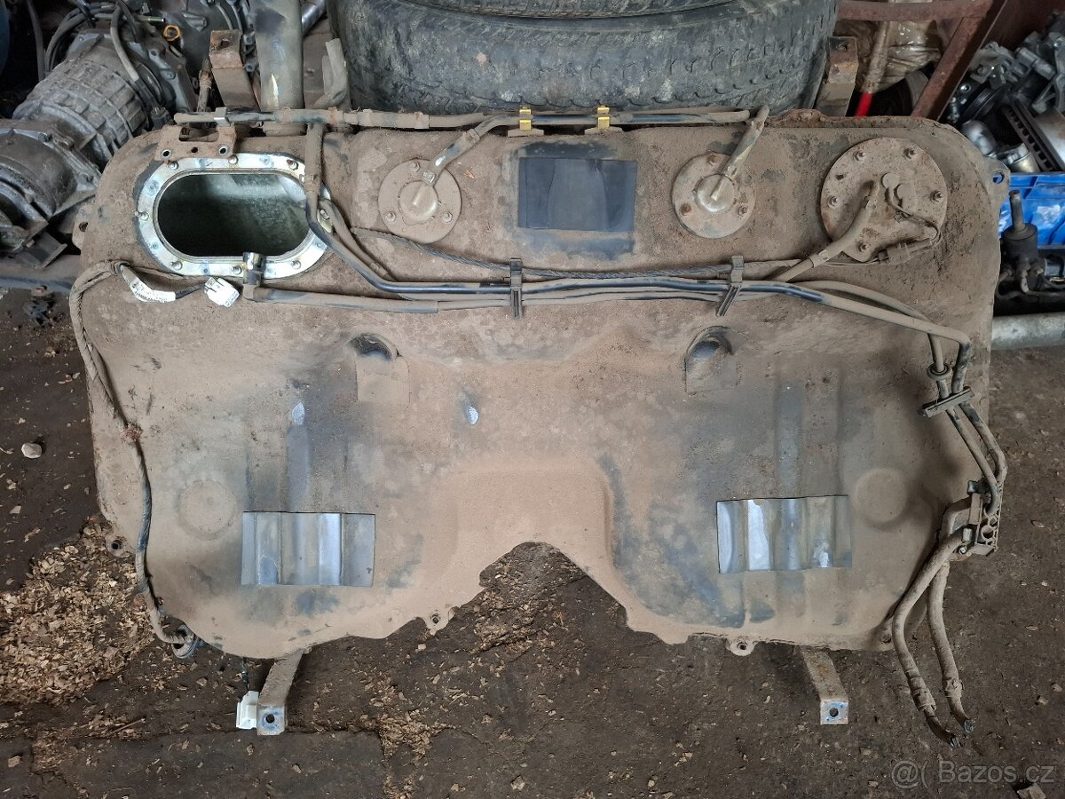 Nádrž Subaru Forester SG