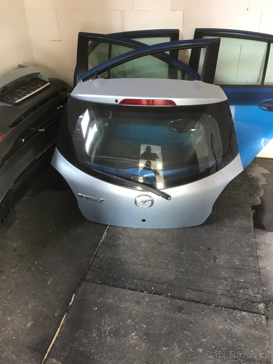 Mazda 2 2008 zadní nárazník víko dveře kufr světlo