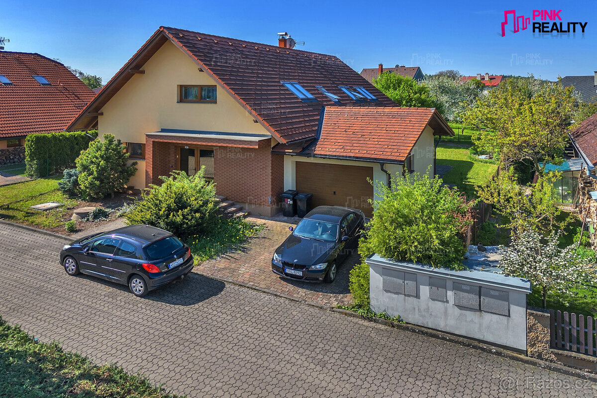 Prodej rodinného domu 8+kk s garáží a bazénem Solnice, okres