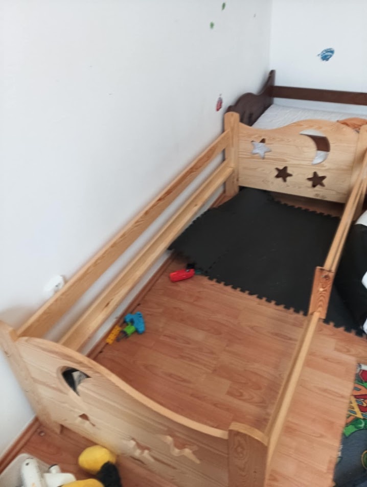 Dětská postel z masivu