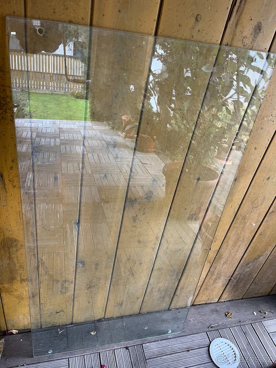 Sklo před krb nebo kamna nebo na desku stolu
