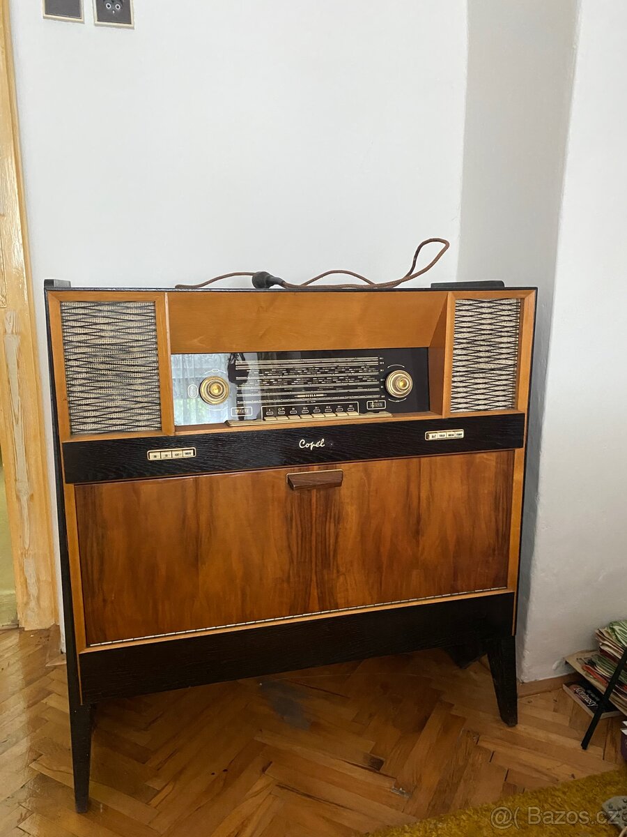 Starožitné rádio s gramofonem Tesla Copélia