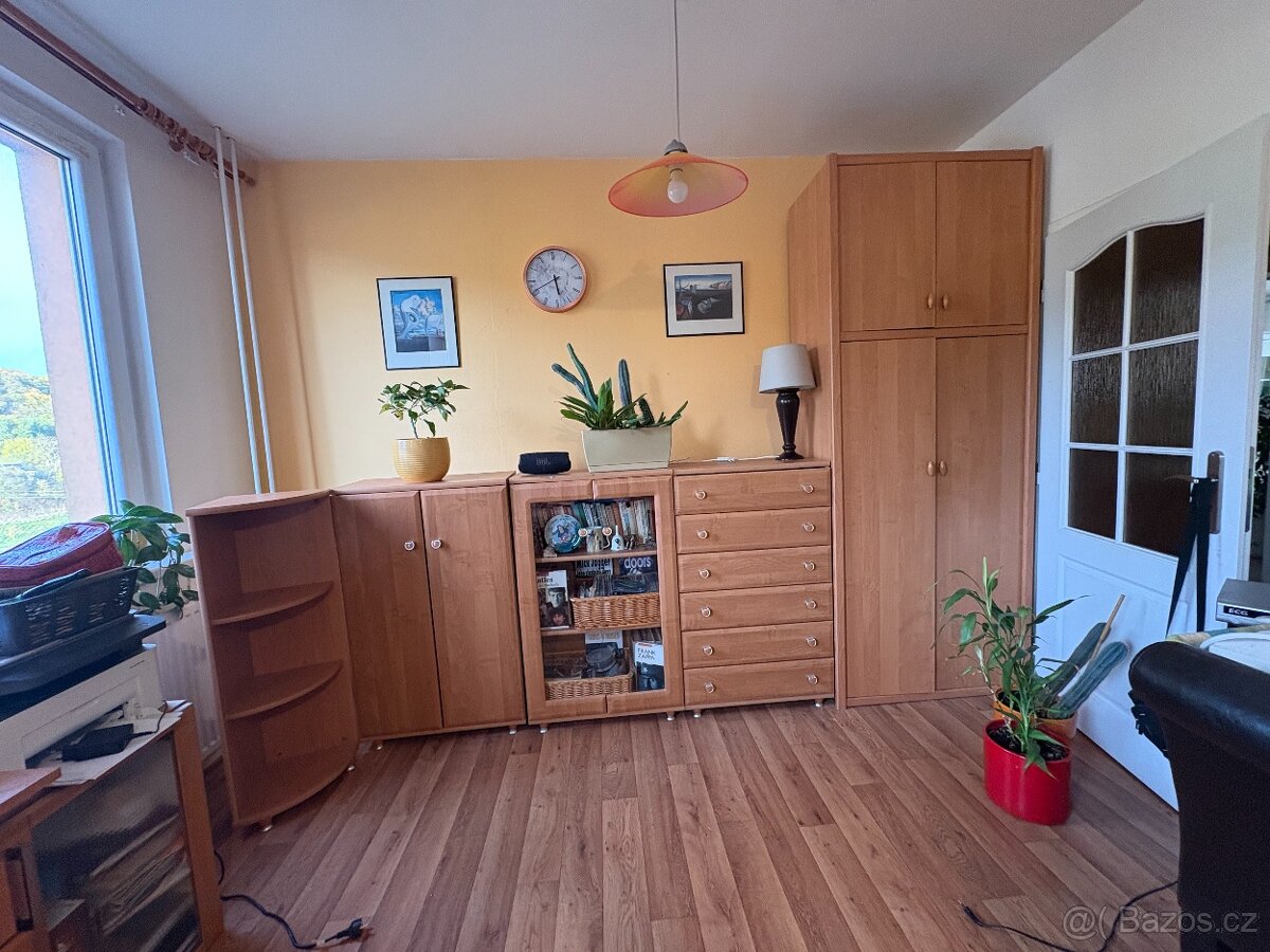 Sestava skříněk + šatní skříň