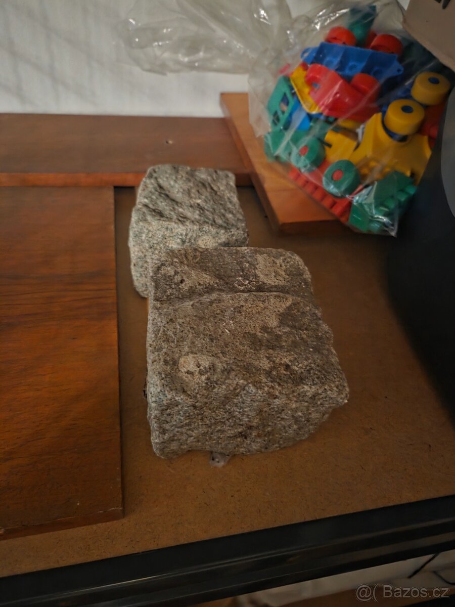 2 ks žulové dlažební kostky