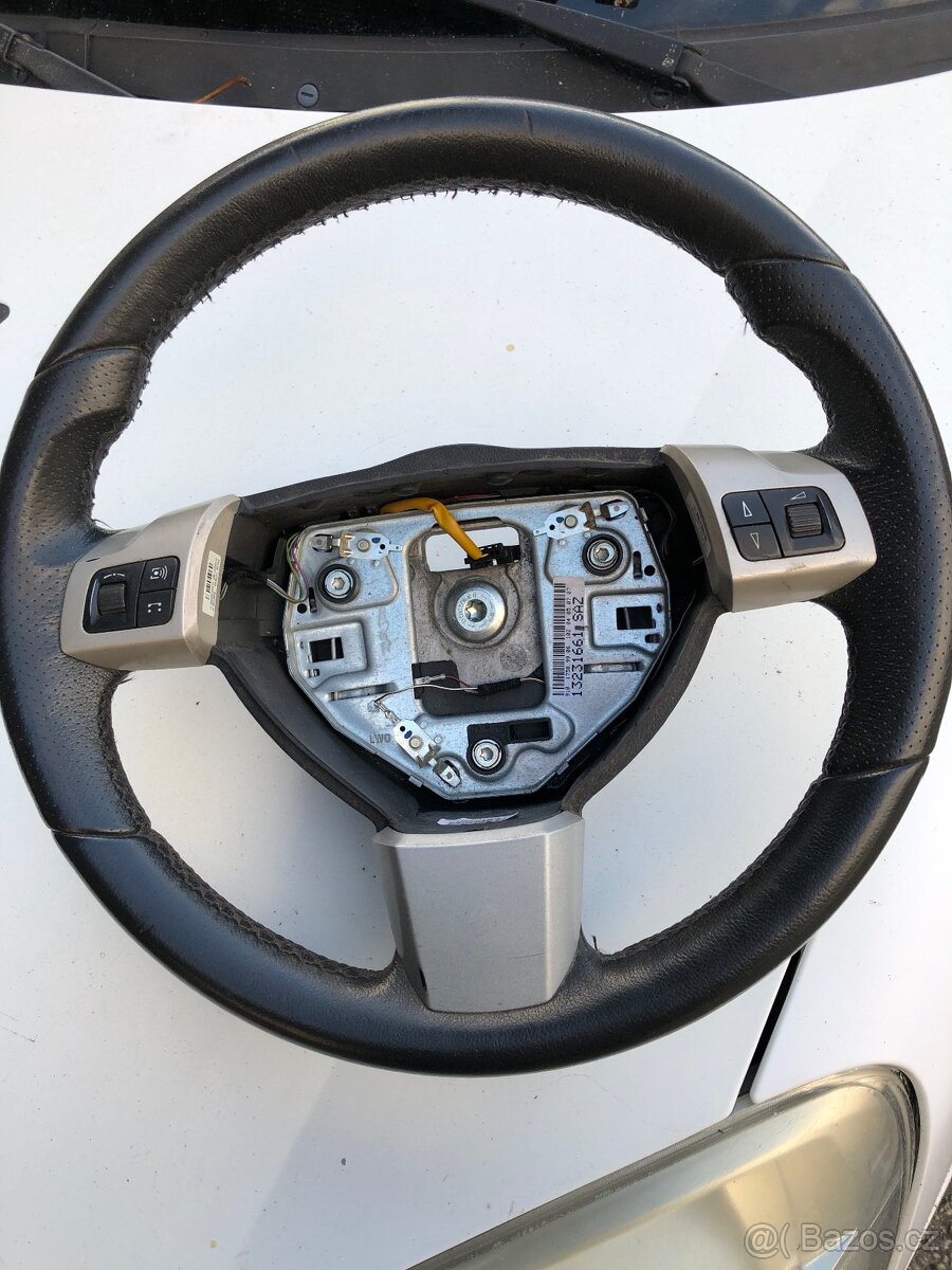 Kožený multifunkční volant