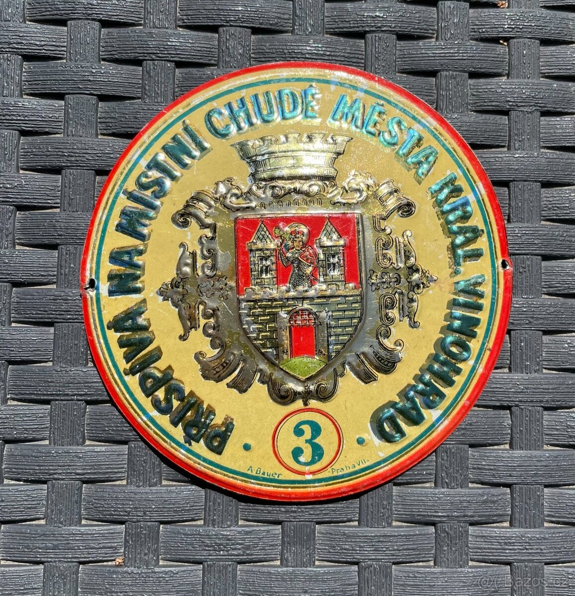 Stará plechová cedule ŽEBRAČENKA přispívá na místní chudé