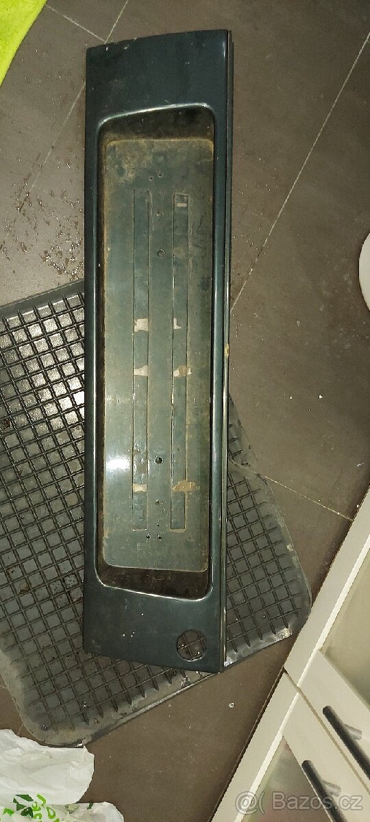 Plast na A6 C4 Avant okolo SPZ