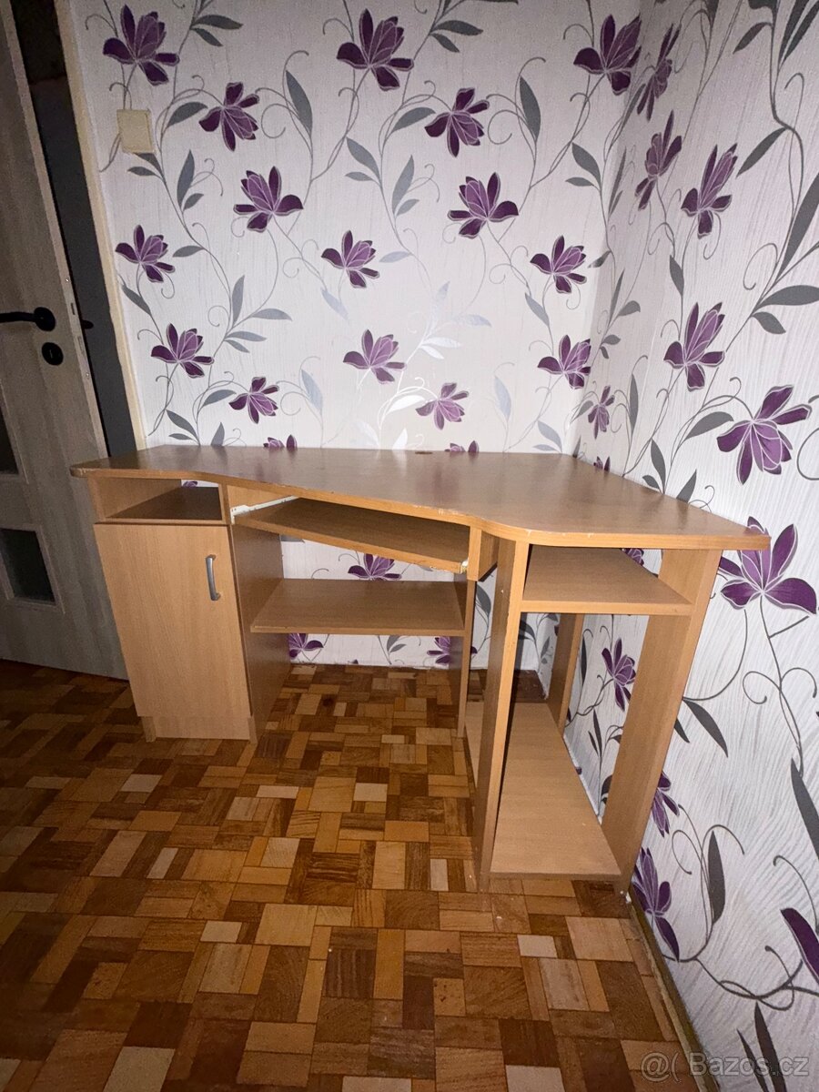 Kancelářský a pracovní stůl