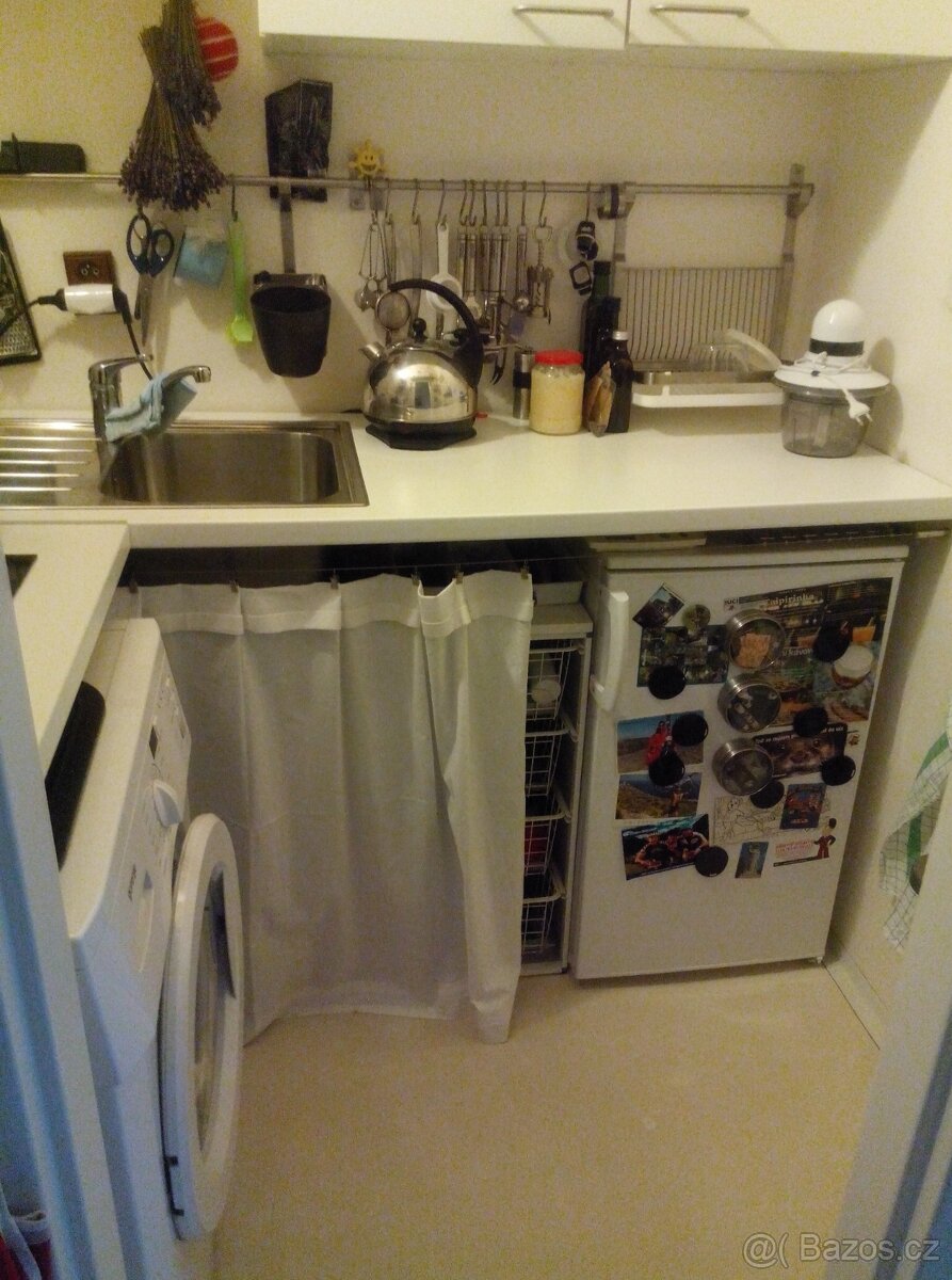 Zařízení malé kuchyně včetně spotřebičů