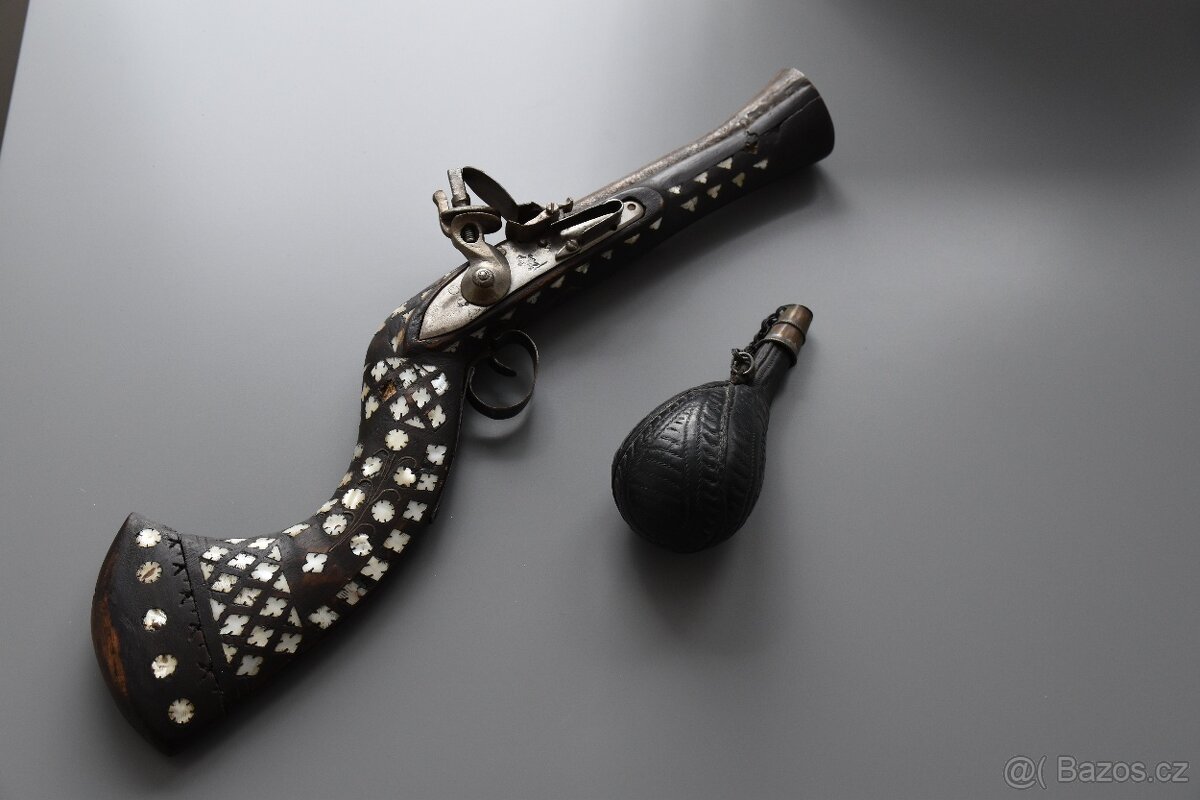 KŘESADLOVÁ PISTOLE-PUŠKA S NÁDOBOU NA PRACH