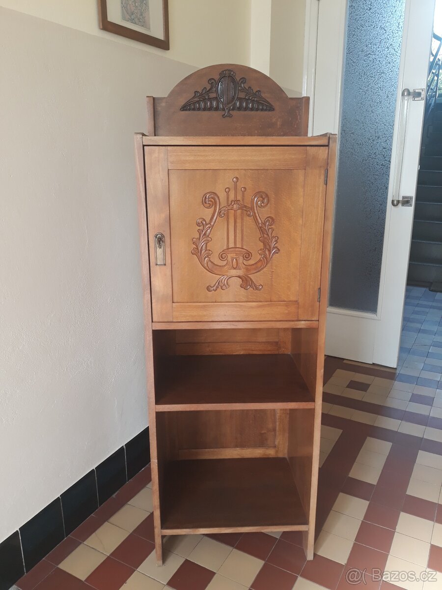 Prvorepubliková skříňka