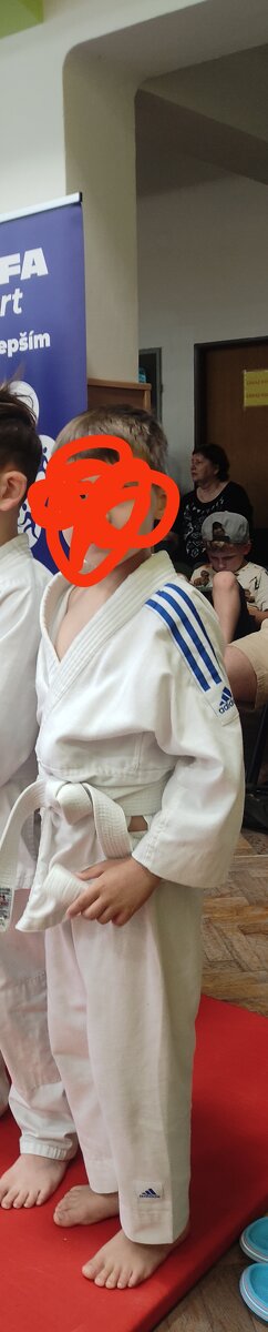 Dětské kimono Adidas z Decathlonu+ bílý pásek