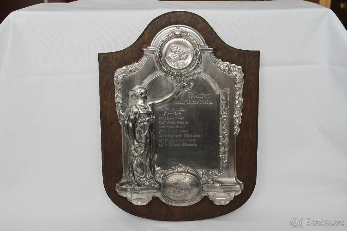 závěsný secesní reliéf plastika socha žena střelba