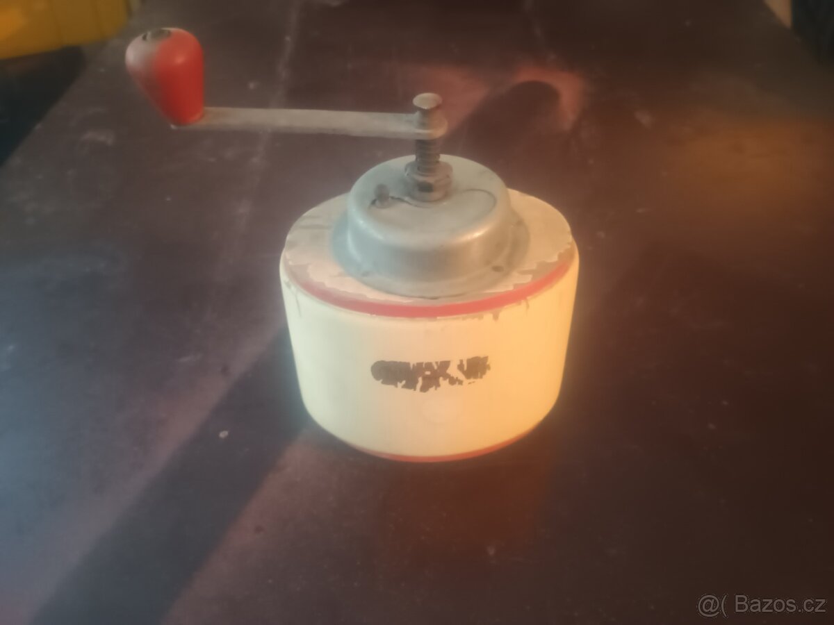 Starý mlýnek na kávu