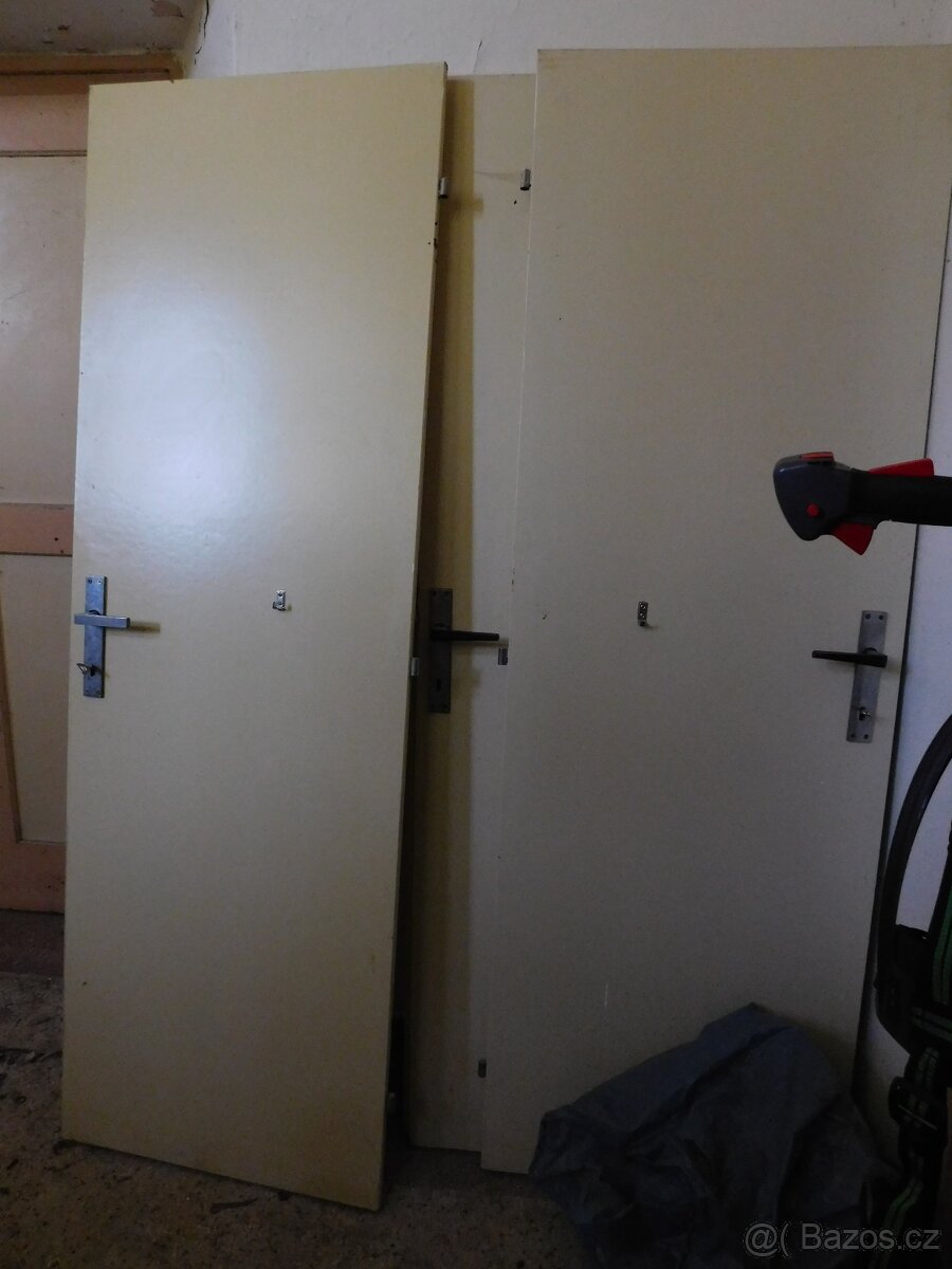 Vnitřní dveře bílé 60cm, plné, levé