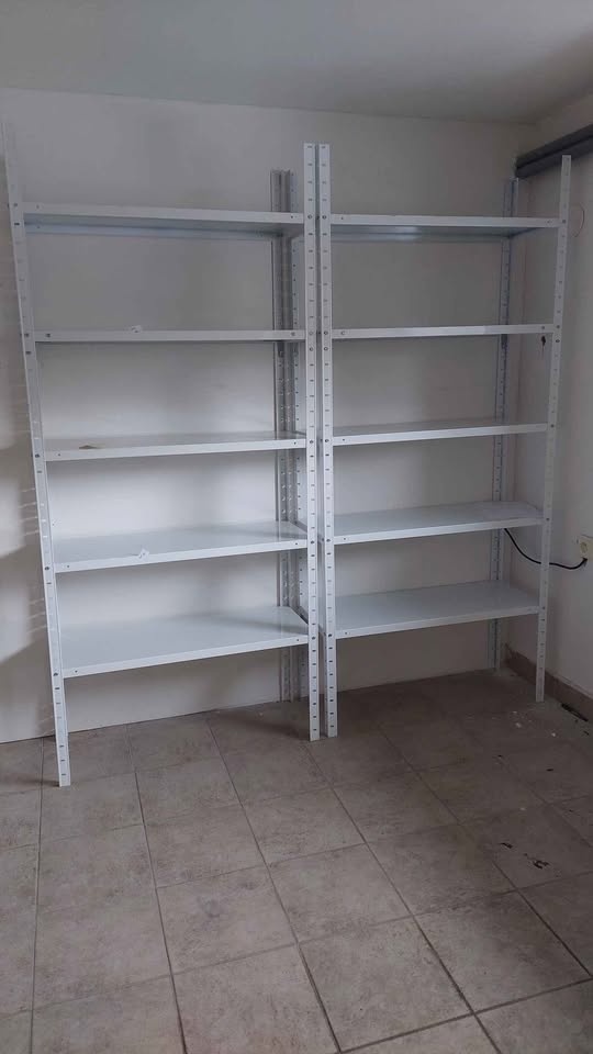 Kovové regály šroubované