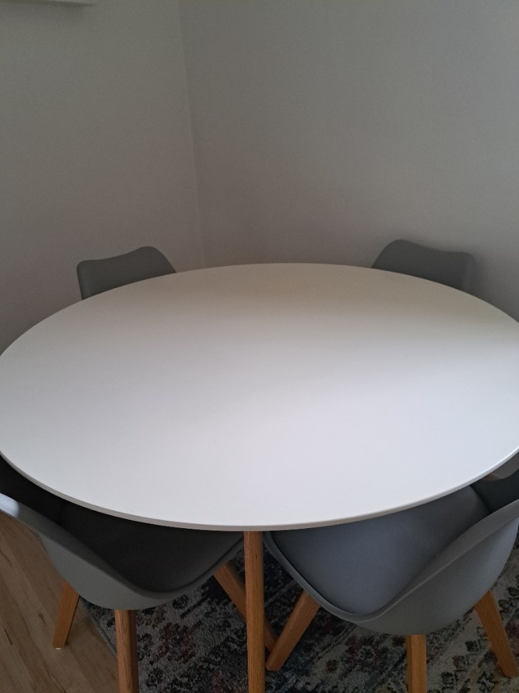 kulatý stůl + židle