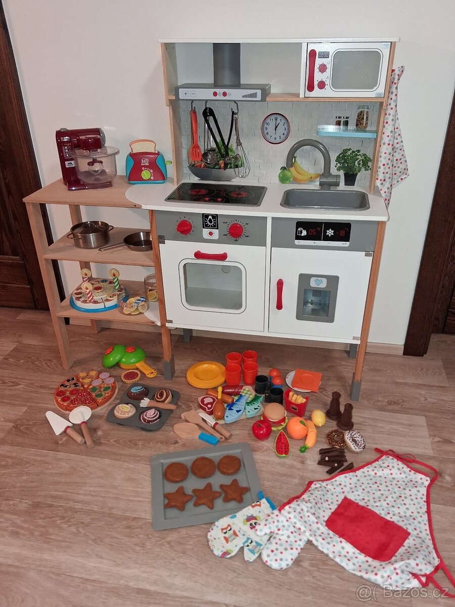 Dětská kuchyňka s policemi navíc