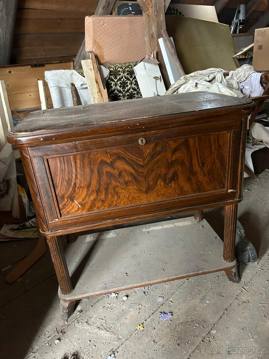Starý noční stolek