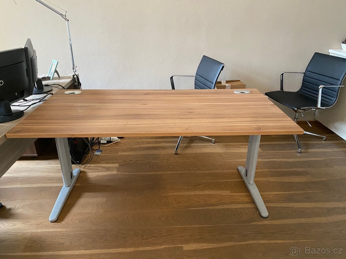 Kancelářský stůl