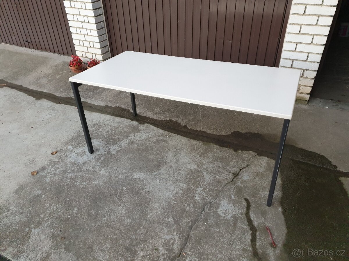 kancelářský stůl