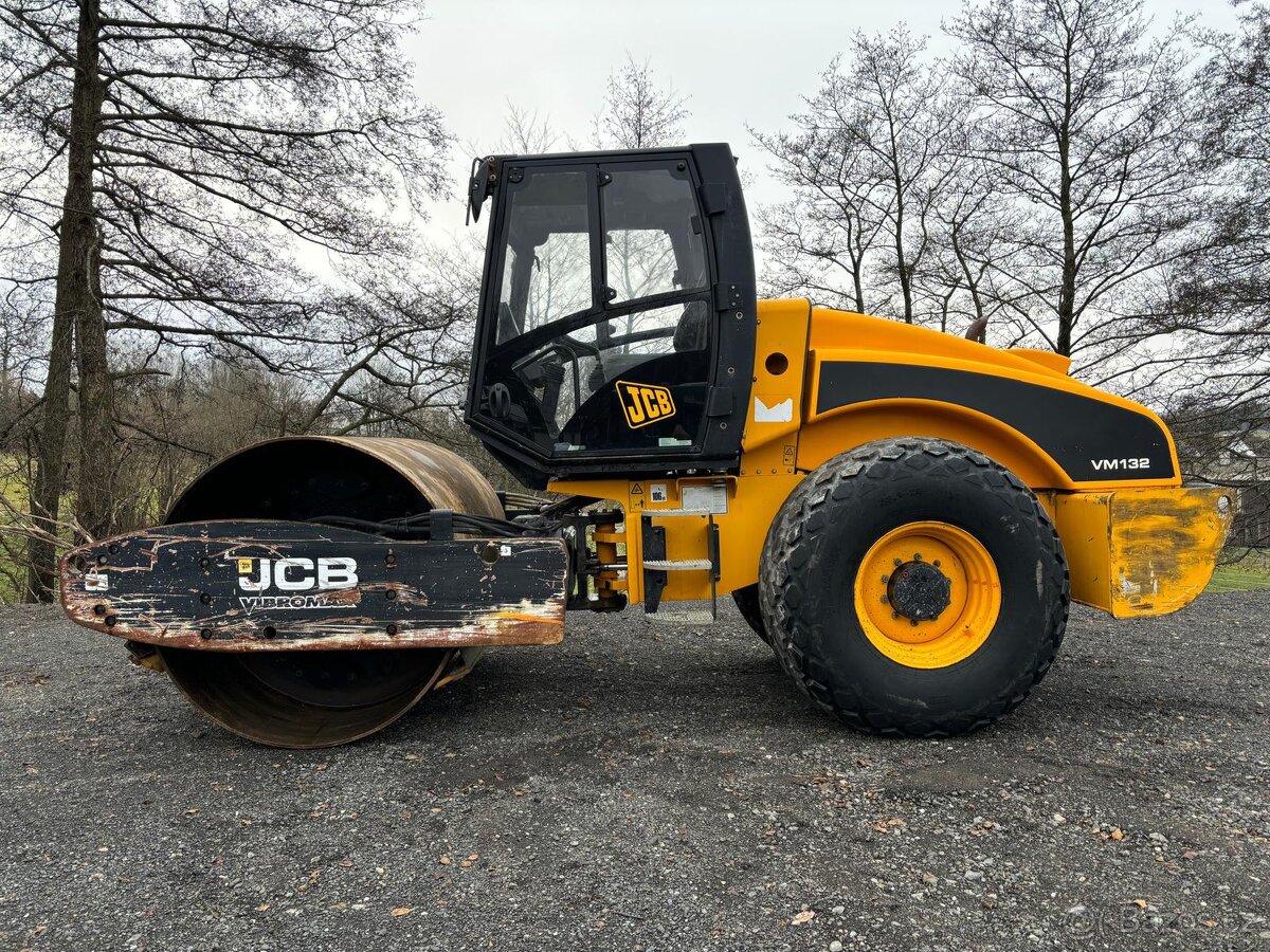 13t válec zemní JCB ocel - guma