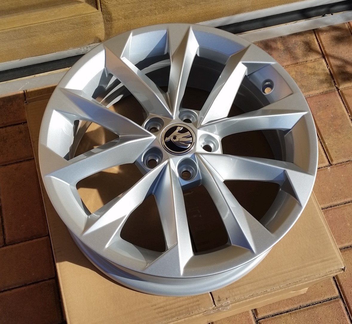 NOVÉ originální ALU kola ŠKODA 5x100 R16 Scala Kamiq Fabia