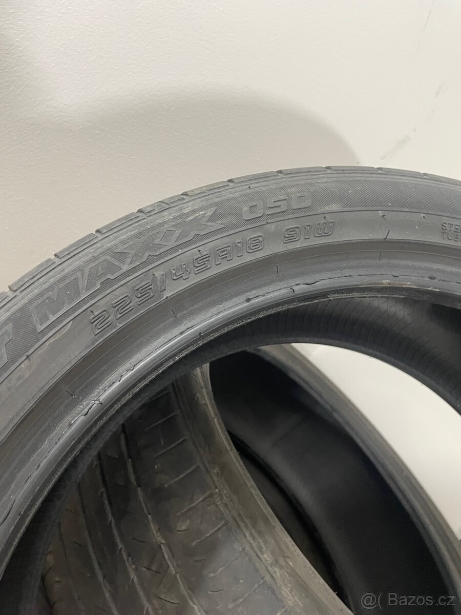 2ks Dunlop 225/45R18 4mm