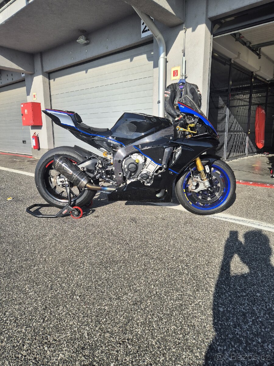 Yahama R1M 2015 okruhová